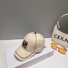 Loewe – новая бейсболка с лаконичным вышитым классическим логотип