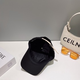 Loewe – новая бейсболка с лаконичным вышитым классическим логотип
