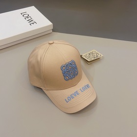 Loewe – новая кепка с козырьком, с объемной вышивкой по всей пове