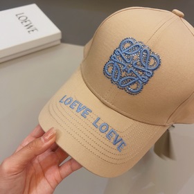 Loewe – новая кепка с козырьком, с объемной вышивкой по всей пове