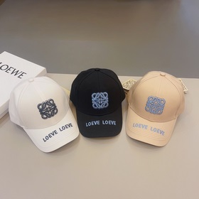Loewe – новая кепка с козырьком, с объемной вышивкой по всей пове