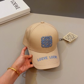 Loewe – новая кепка с козырьком, с объемной вышивкой по всей пове