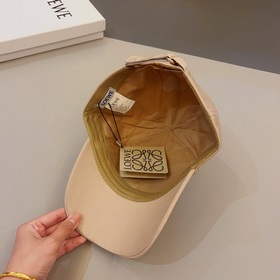 Loewe – новая кепка с козырьком, с объемной вышивкой по всей пове