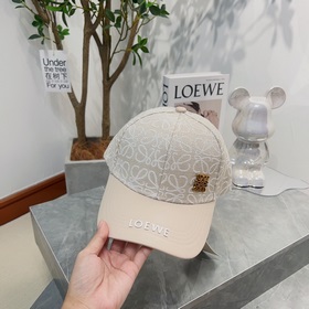 Loewe – новая кепка с козырьком, с объемной вышивкой по всей пове