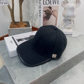 Loewe – новая кепка с козырьком, полностью вышитая солнцезащитная