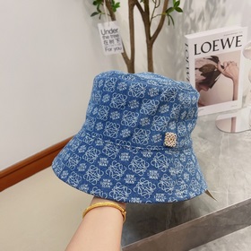 Loewe, классическая джинсовая кепка, отлично подчеркивает форму л