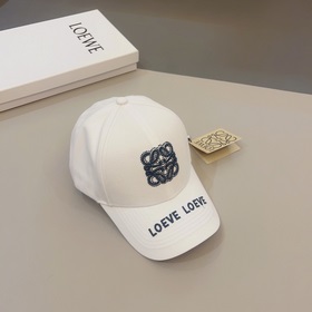 Loewe – новая кепка с козырьком, с объемной вышивкой по всей пове