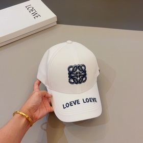 Loewe – новая кепка с козырьком, с объемной вышивкой по всей пове