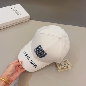 Loewe – новая кепка с козырьком, с объемной вышивкой по всей пове