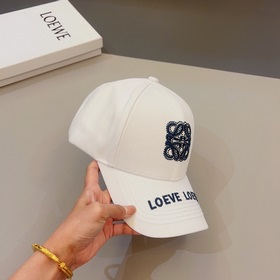 Loewe – новая кепка с козырьком, с объемной вышивкой по всей пове