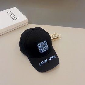 Loewe – новая кепка с козырьком, с объемной вышивкой по всей пове