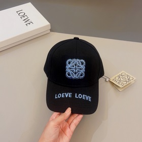 Loewe – новая кепка с козырьком, с объемной вышивкой по всей пове