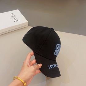 Loewe – новая кепка с козырьком, с объемной вышивкой по всей пове