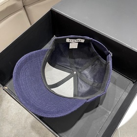 Новые бейсболки от Loewe уже в продаже в магазинах. Новая коллекц