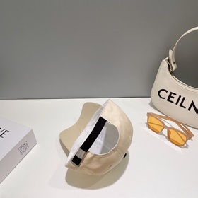 Loewe – новая бейсболка с лаконичным вышитым классическим логотип