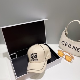 Loewe – новая бейсболка с лаконичным вышитым классическим логотип