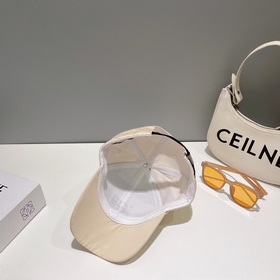 Loewe – новая бейсболка с лаконичным вышитым классическим логотип