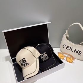 Loewe – новая бейсболка с лаконичным вышитым классическим логотип