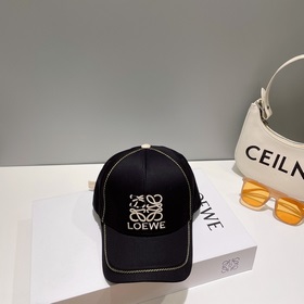 Loewe – новая бейсболка с лаконичным вышитым классическим логотип