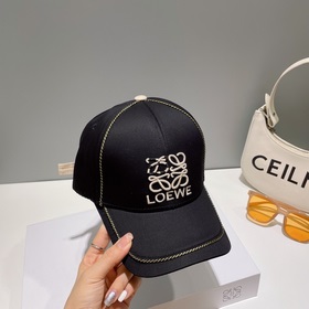 Loewe – новая бейсболка с лаконичным вышитым классическим логотип