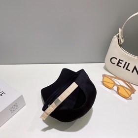 Loewe – новая бейсболка с лаконичным вышитым классическим логотип
