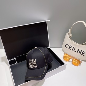 Loewe – новая бейсболка с лаконичным вышитым классическим логотип