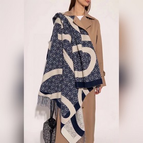 Новая модель от Loewe： шерстяной плед-шаль двухцветного цвета «ха