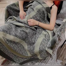 Новая модель от Loewe： шерстяной плед-шаль двухцветного цвета «ха