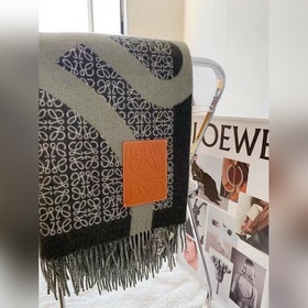 Новейшая модель 2023 года от Loewe： шерстяной плед-шаль в двух цв