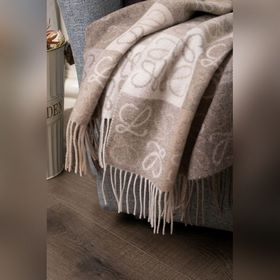 Пополнение запасов популярного товара： шарфы Loewe, самые популяр