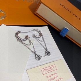 Классические серьги LOUIS VUITTON с золотым логотипом виде буквы 