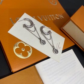 Классические серьги LOUIS VUITTON с золотым логотипом виде буквы 