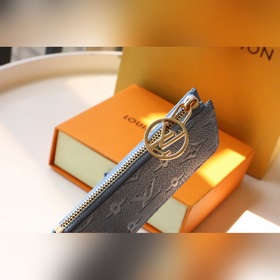 Этот многофункциональный визитница Romy M81882 с тиснением выпол