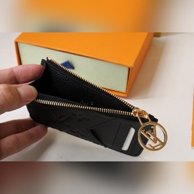 Этот многофункциональный визитница Romy M81882 с тиснением выпол