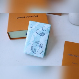 Данный карманный кошелек M82308 изготовлен из ткани Monogram Aqua