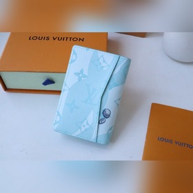 Данный карманный кошелек M82308 изготовлен из ткани Monogram Aqua