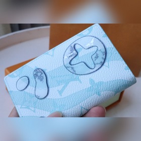 Данный карманный кошелек M82308 изготовлен из ткани Monogram Aqua