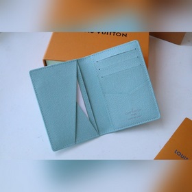 Данный карманный кошелек M82308 изготовлен из ткани Monogram Aqua
