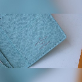 Данный карманный кошелек M82308 изготовлен из ткани Monogram Aqua