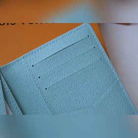 Данный карманный кошелек M82308 изготовлен из ткани Monogram Aqua
