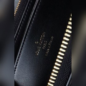 Этот кошелек на молнии M81510 изготовлен из кожи ягненка с тиснен