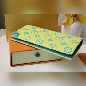 , изготовленный из ткани с покрытием Monogram Playground, отличае