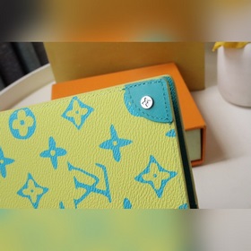 , изготовленный из ткани с покрытием Monogram Playground, отличае