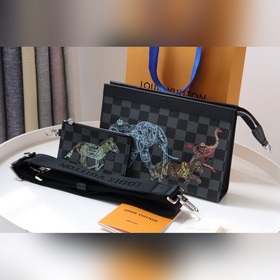 Высококачественный оригинал N64608. Эта сумка Gaston Wearable Wallet.