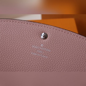 Кошелек Iris M60143  Изготовлен из роскошной кожи Mahina, этот и