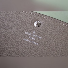 Кошелек Iris M60143  Изготовлен из роскошной кожи Mahina, этот и