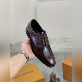 Louis Vuitton (LV) Элегантные кожаные туфли для делового стиля. Р