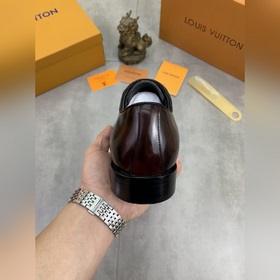 Louis Vuitton (LV) Элегантные кожаные туфли для делового стиля. Р