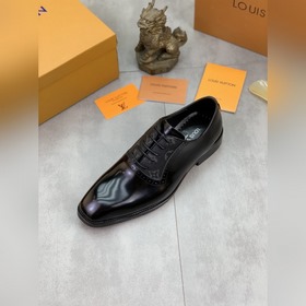 Louis Vuitton (LV) Элегантные кожаные туфли для делового стиля. Р
