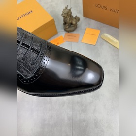 Louis Vuitton (LV) Элегантные кожаные туфли для делового стиля. Р